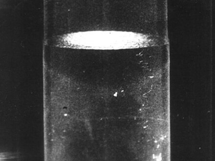 440px-Liquid_helium_superfluid_phase.jpg