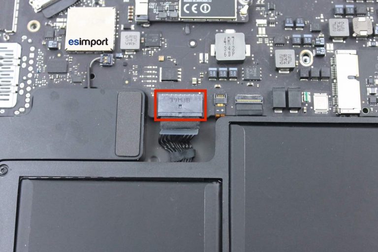 02-DECONNECTER-BATTERIE-MACBOOK-AIR-A1466-MI-2013-768x512.jpg