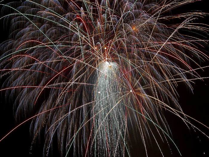 fireworks_4_bg_070402.jpg