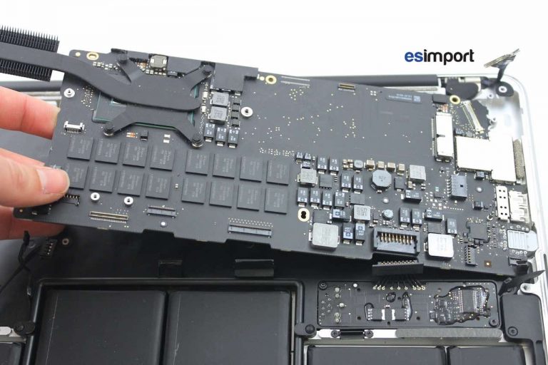 21-DEGAGER-CARTE-MERE-MACBOOK-RETINA-A1502-FIN-2013-768x512.jpg