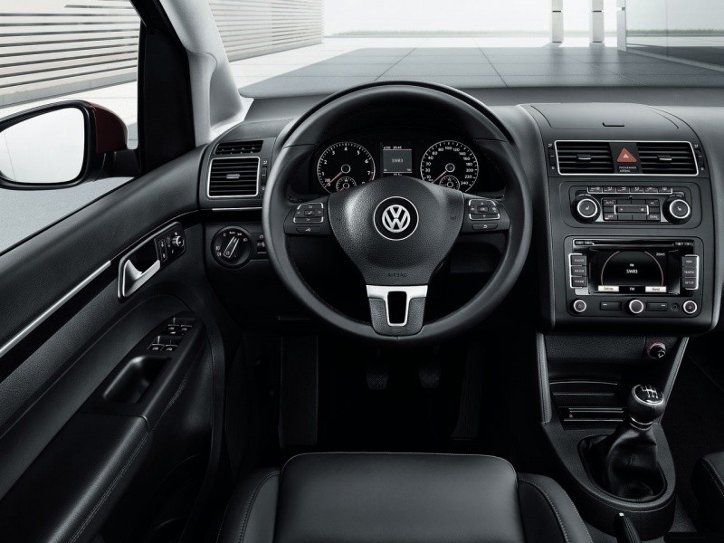 Volkswagen-Touran_2011_06.jpg